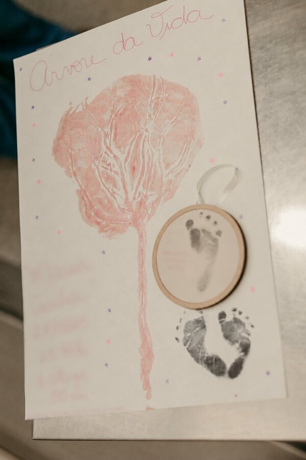 Carimbo de placenta e lembranças preparadas após o nascimento